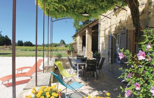 Stunning home in Pernes les Fontaines with 3 Bedrooms