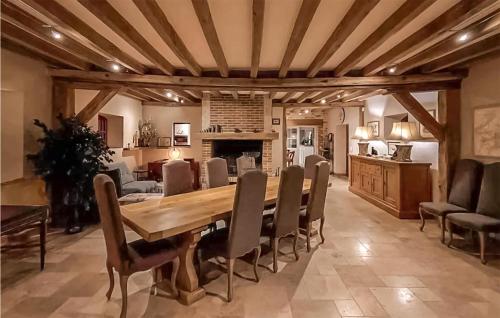Stunning home in Pierrefitte-sur-Sauld, with WiFi and 4 Bedrooms