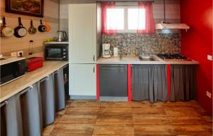 Stunning home in Plogoff with 2 Bedrooms