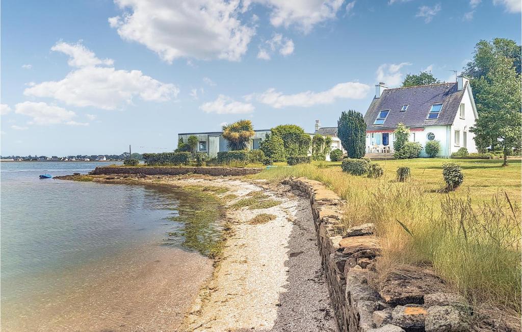 Stunning home in Pont LAbb with 3 Bedrooms and WiFi , 29120 Île-Tudy