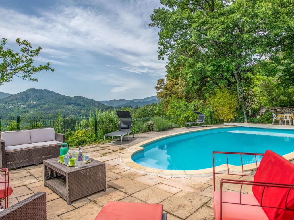 Stunning home in Pont Saint Esprit with 2 Bedrooms, WiFi and Outdoor swimming pool