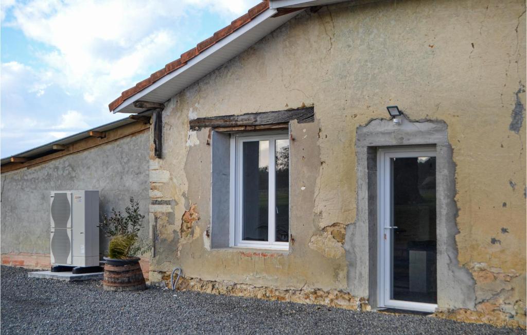 Stunning home in Pouillon with WiFi and 2 Bedrooms , 40350 Pouillon