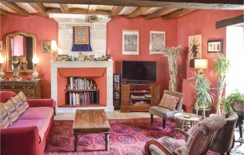 Stunning home in Preuilly sur Claise with 4 Bedrooms, Jacuzzi and WiFi