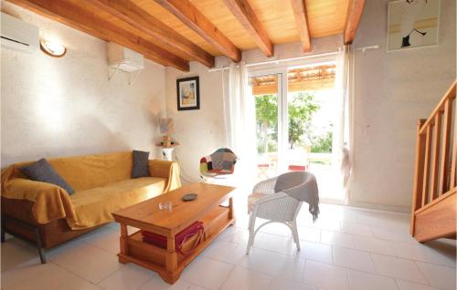 Stunning home in Prunete with 3 Bedrooms, WiFi and Outdoor swimming pool
