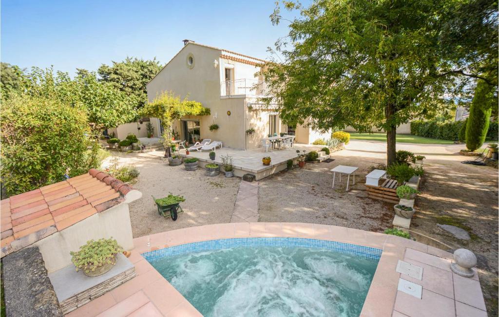 Stunning home in Pujaut with 4 Bedrooms, Jacuzzi and WiFi , 30131 Sauveterre