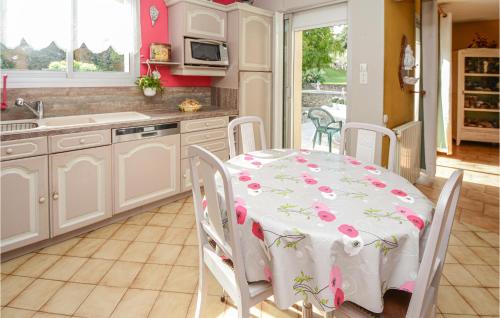 Stunning home in Pujaut with 4 Bedrooms, Jacuzzi and WiFi
