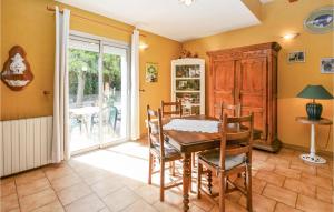 Stunning home in Pujaut with 4 Bedrooms, Jacuzzi and WiFi
