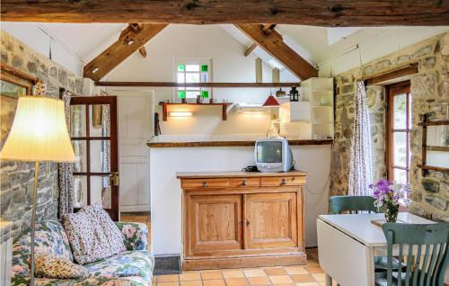 Stunning home in Quettehou with WiFi