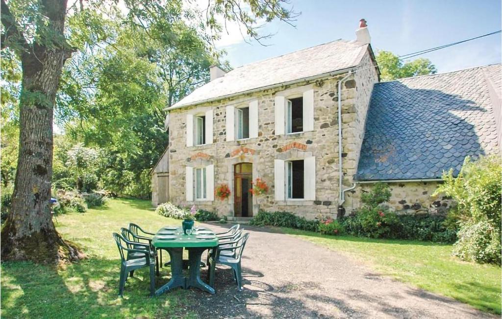 Maison de vacances Stunning home in RIOM-S-MONTAGNES with 3 Bedrooms  15400 Riom-ès-Montagnes