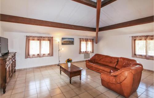 Stunning home in Rochefort-du-Gard with 6 Bedrooms, WiFi and Outdoor swimming pool