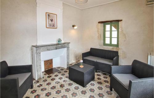 Stunning home in Rochefort-du-Gard with 6 Bedrooms, WiFi and Outdoor swimming pool