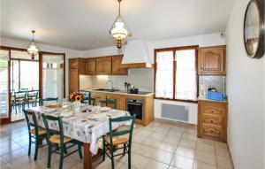Stunning home in Rochefort-du-Gard with 6 Bedrooms, WiFi and Outdoor swimming pool