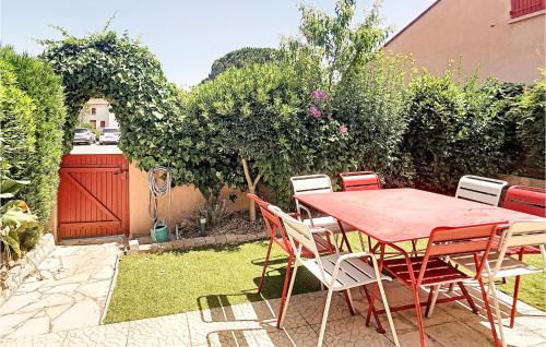 Stunning home in Saint Cyprien with WiFi and 4 Bedrooms