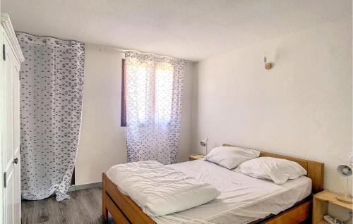 Stunning home in Saint Cyprien with WiFi and 4 Bedrooms