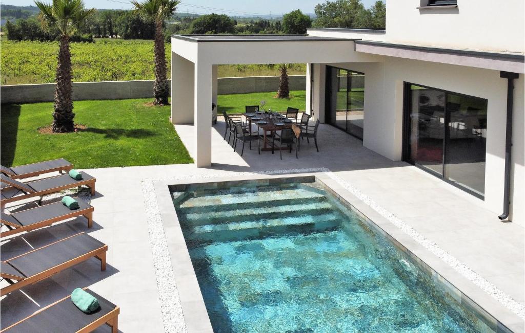 Stunning home in Saint-Genis-de-Comola with WiFi, 5 Bedrooms and Outdoor swimming pool , 30150 Saint-Geniès-de-Comolas