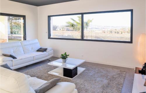 Stunning home in Saint-Genis-de-Comola with WiFi, 5 Bedrooms and Outdoor swimming pool