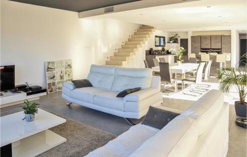 Stunning home in Saint-Genis-de-Comola with WiFi, 5 Bedrooms and Outdoor swimming pool