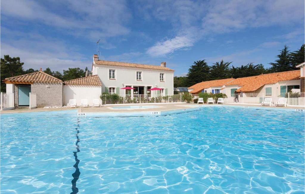 Stunning home in Saint-Hilaire-de-Riez with 2 Bedrooms and Outdoor swimming pool , 85270 Plage-des-Demoiselles