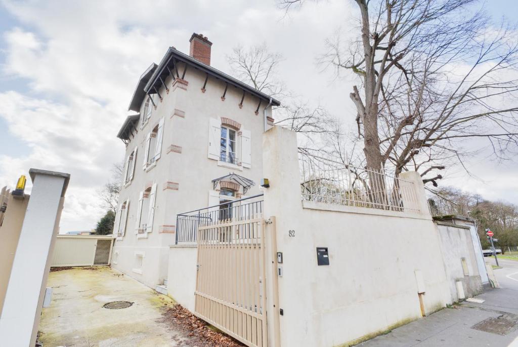 Stunning home in Saint-Jeannet with Outdoor swimming pool, WiFi and 5 Bedrooms