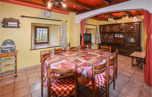 Stunning home in Saint-Julien-dIntres with 3 Bedrooms and WiFi