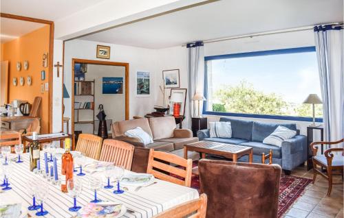 Stunning home in Saint Quay Portrieux with WiFi and 4 Bedrooms