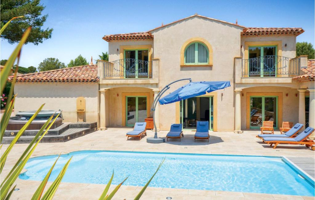 Stunning home in Saint Raphael with Jacuzzi, WiFi and Private swimming pool , 83700 Valescure