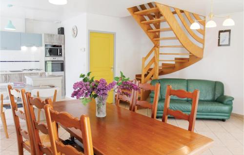 Stunning home in Saint Roman with 4 Bedrooms and WiFi