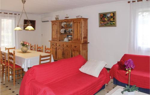 Stunning home in Saint Trinit with 2 Bedrooms
