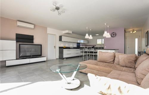 Stunning home in Salernes with WiFi, Private swimming pool and Outdoor swimming pool