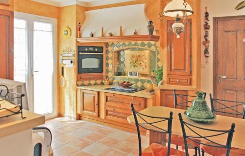 Stunning home in Salon de Provence with 3 Bedrooms, Private swimming pool and Outdoor swimming pool