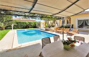 Stunning home in Salon de Provence with 3 Bedrooms, Private swimming pool and Outdoor swimming pool