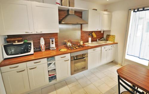 Stunning home in Sanary sur Mer with 4 Bedrooms, WiFi and Private swimming pool