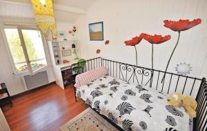 Stunning home in Sanary sur Mer with 4 Bedrooms, WiFi and Private swimming pool