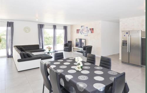 Stunning home in Sernhac with WiFi, Private swimming pool and Outdoor swimming pool