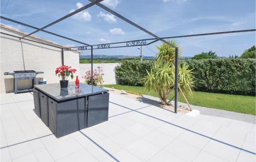 Stunning home in Sernhac with WiFi, Private swimming pool and Outdoor swimming pool