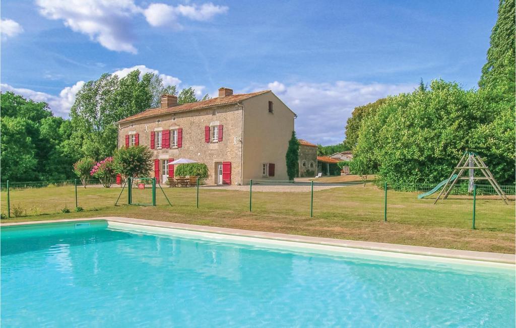 Stunning home in St Maixent de Beugn with 5 Bedrooms, WiFi and Outdoor swimming pool , 79160 Saint-Maixent-de-Beugné