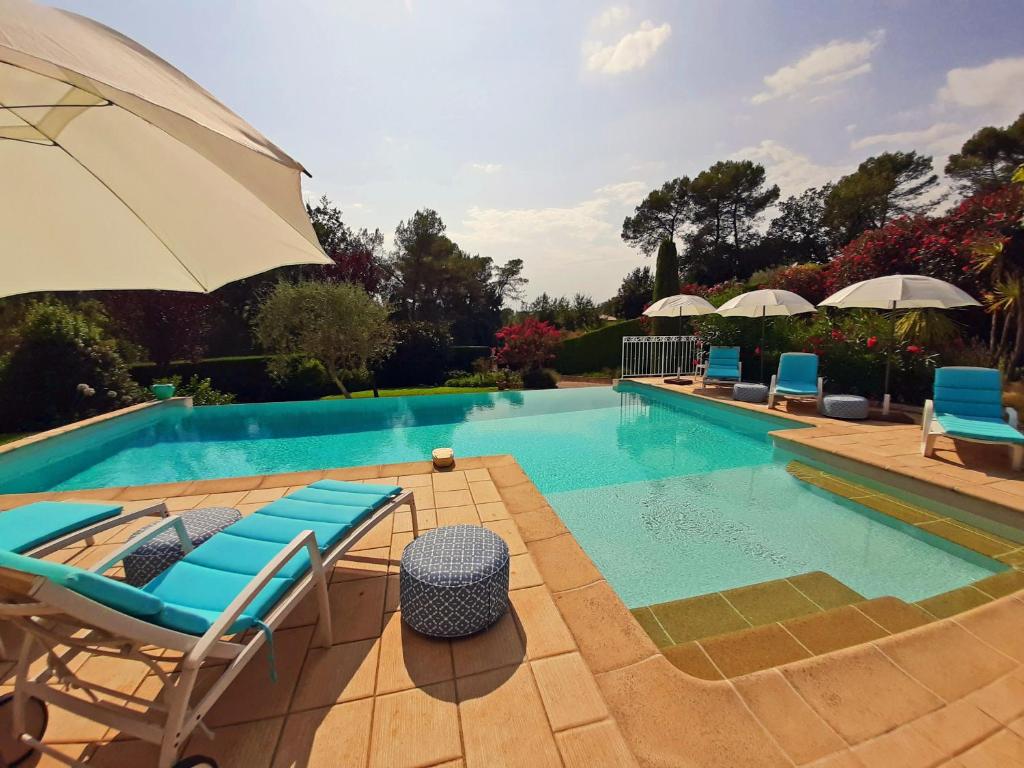 Stunning home in St Pierre dEyraud with 4 Bedrooms, Private swimming pool and Outdoor swimming pool