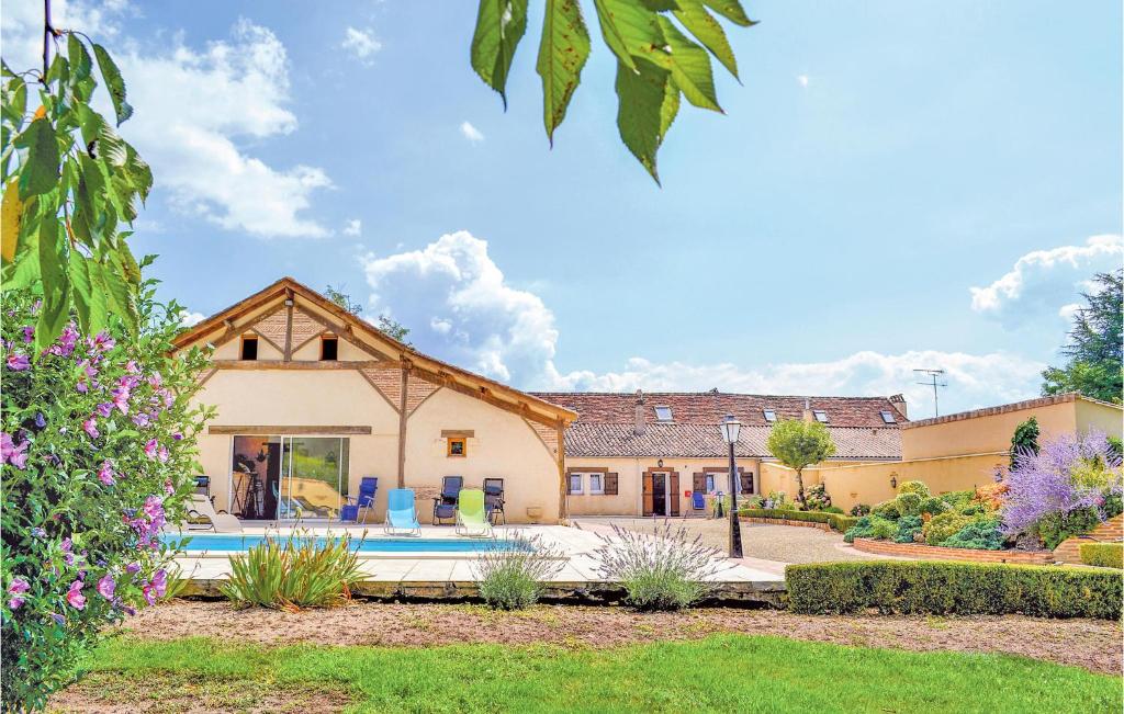Stunning home in St Pierre dEyraud with 4 Bedrooms, Private swimming pool and Outdoor swimming pool , 24130 La Force