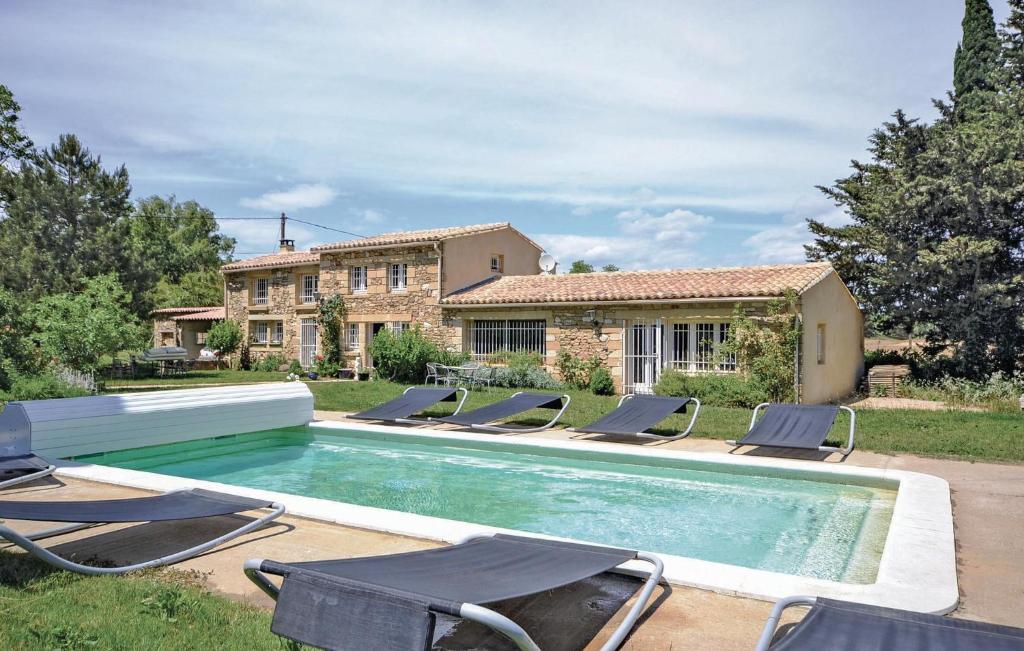 Stunning home in St Quentin La Poterie with 5 Bedrooms, Private swimming pool and Outdoor swimming pool , 30700 Saint-Quentin-la-Poterie