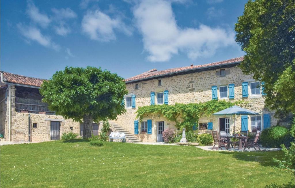 Stunning home in Suaux with WiFi, Private swimming pool and Outdoor swimming pool , 16260 Chichiat