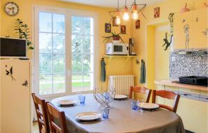 Maison de vacances Stunning home in Surville with 5 Bedrooms and WiFi  50250 Surville Normandie