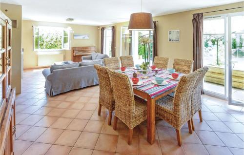 Stunning home in Thzan-ls-Bziers with 5 Bedrooms, WiFi and Heated swimming pool
