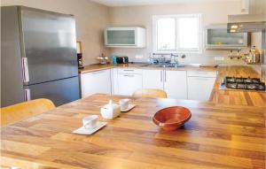 Stunning home in Thzan-ls-Bziers with 5 Bedrooms, WiFi and Heated swimming pool