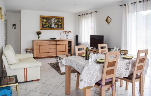 Stunning home in Trélévern with 2 Bedrooms