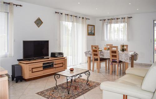 Stunning home in Trélévern with 2 Bedrooms