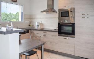 Stunning home in Trélévern with 2 Bedrooms
