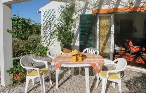 Stunning home in Urzal- Carvoeira with 2 Bedrooms and WiFi