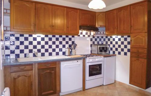Stunning home in Valdalliere with 2 Bedrooms and WiFi