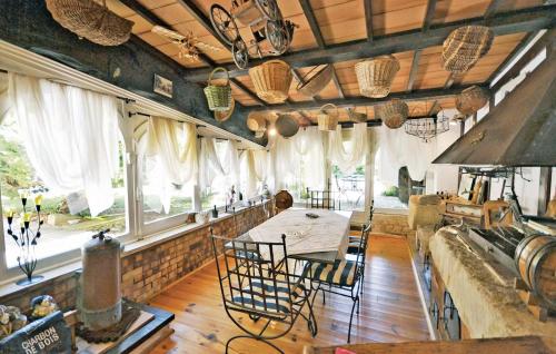 Stunning home in Velleron with 3 Bedrooms, Internet and Outdoor swimming pool