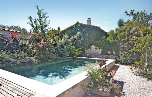 Stunning home in Velleron with 3 Bedrooms, Internet and Outdoor swimming pool